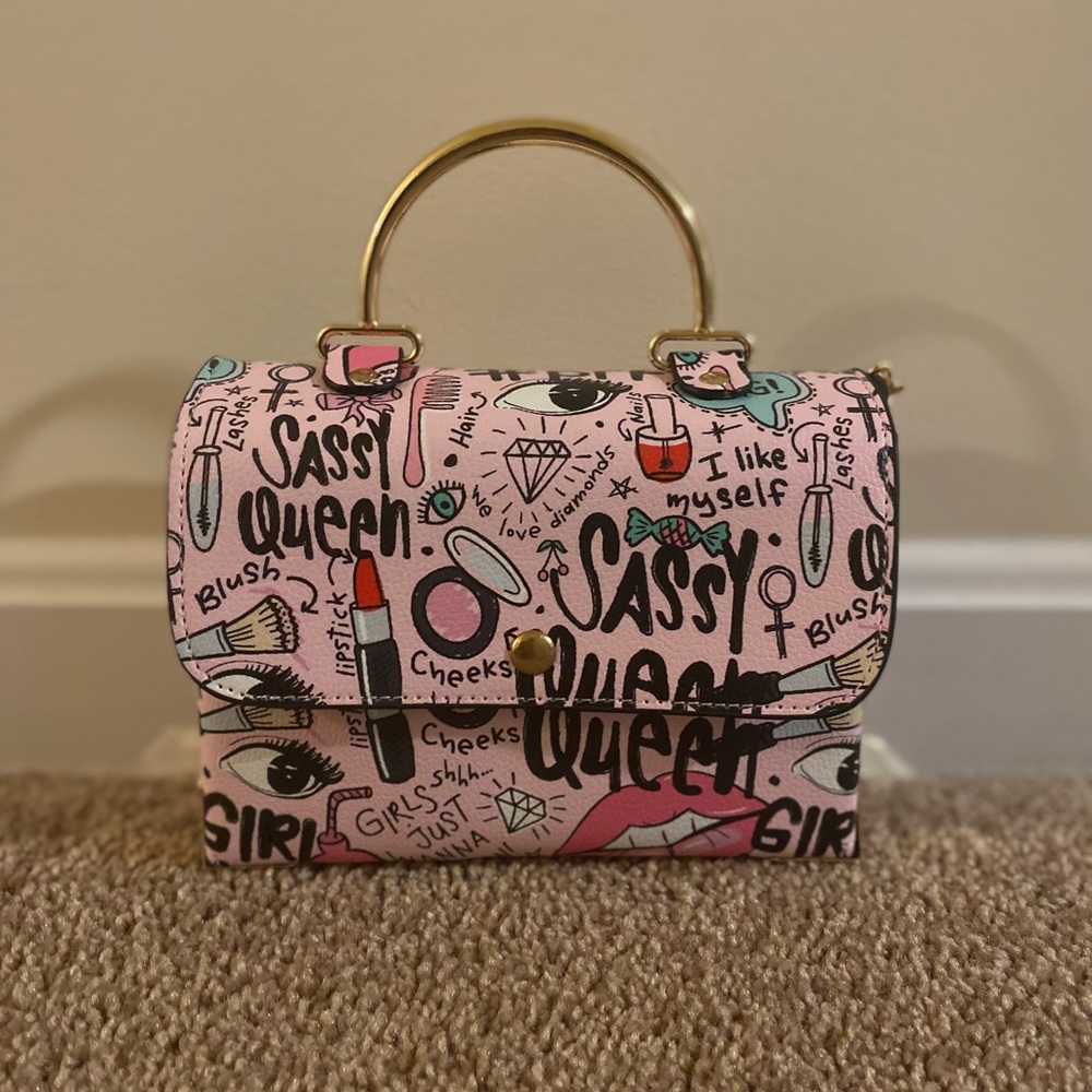 Cute and fun crossbody bag! Transfers from crossbody to handheld!